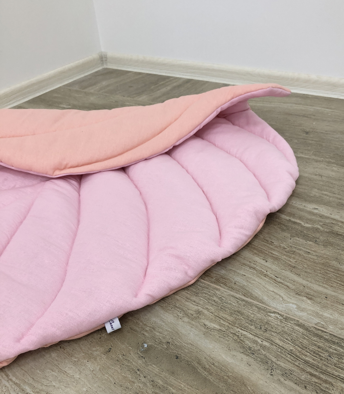 Pink play rug for the nursery in the form of a leaf