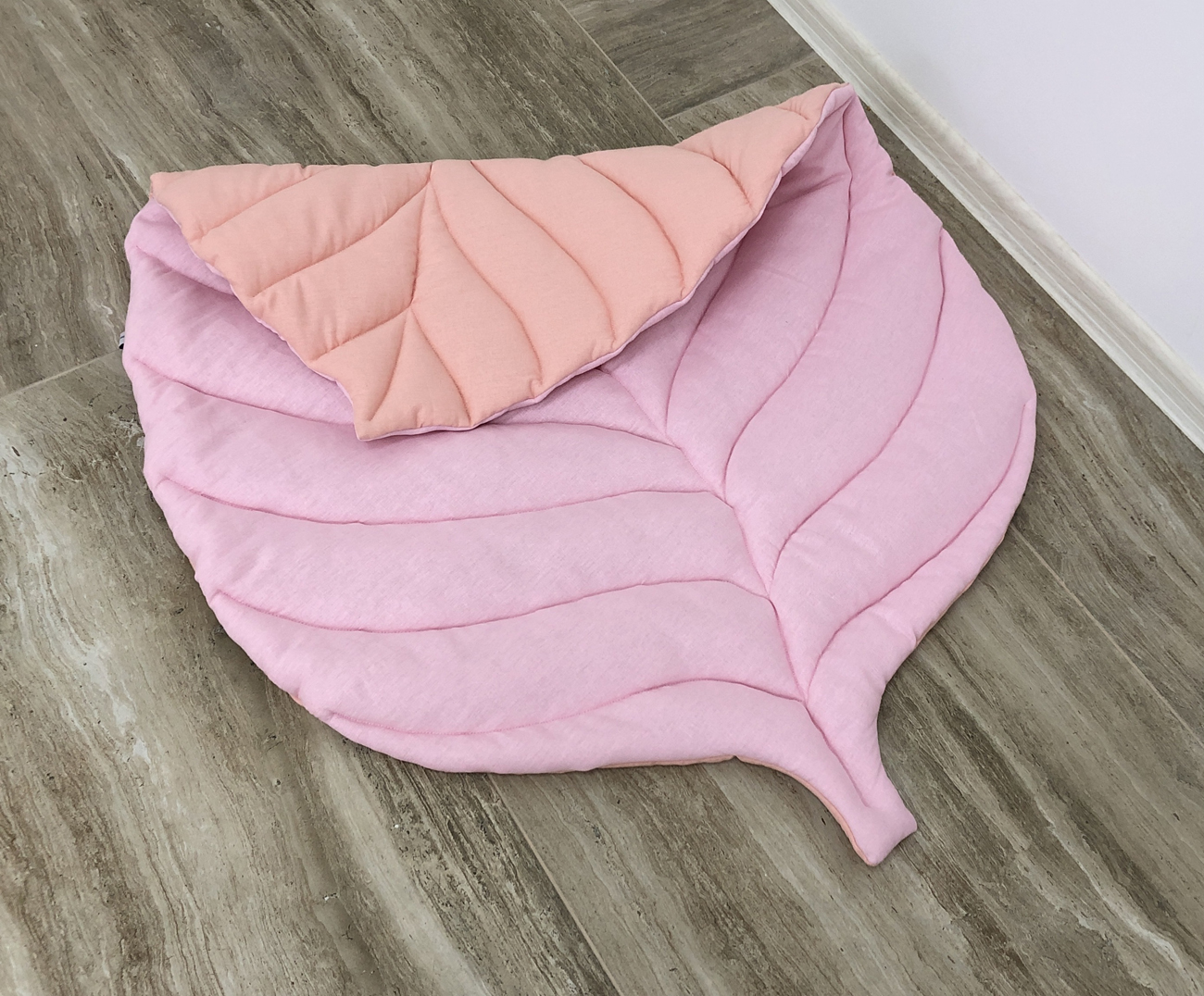 Pink play rug for the nursery in the form of a leaf