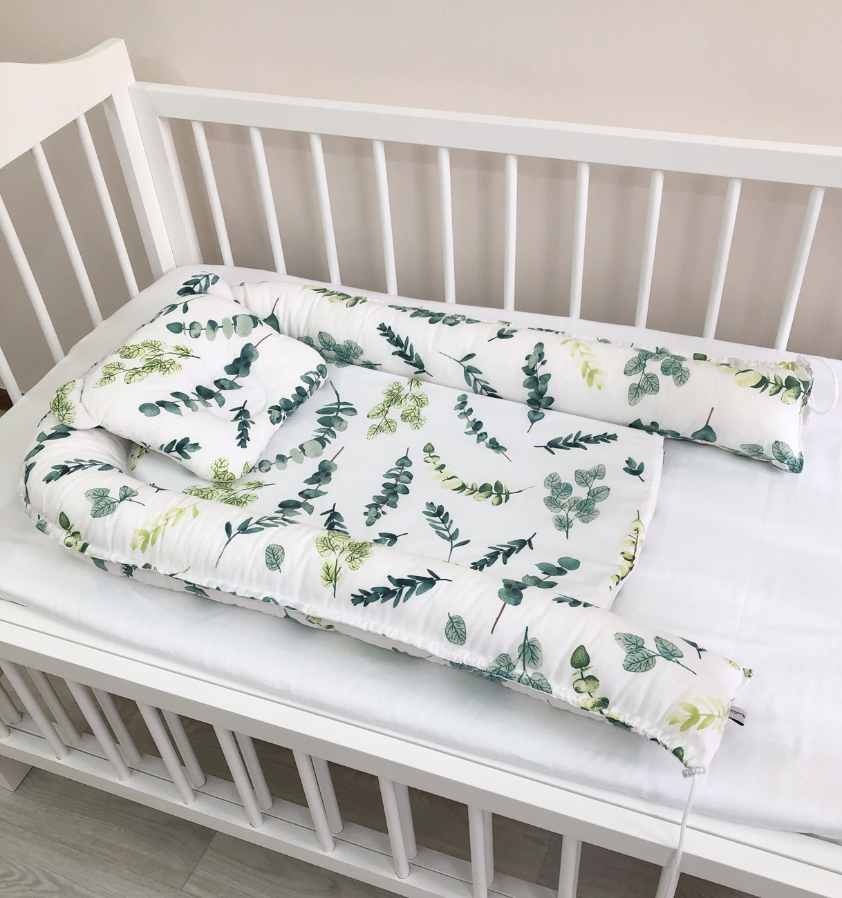 Baby nest "green leaves"