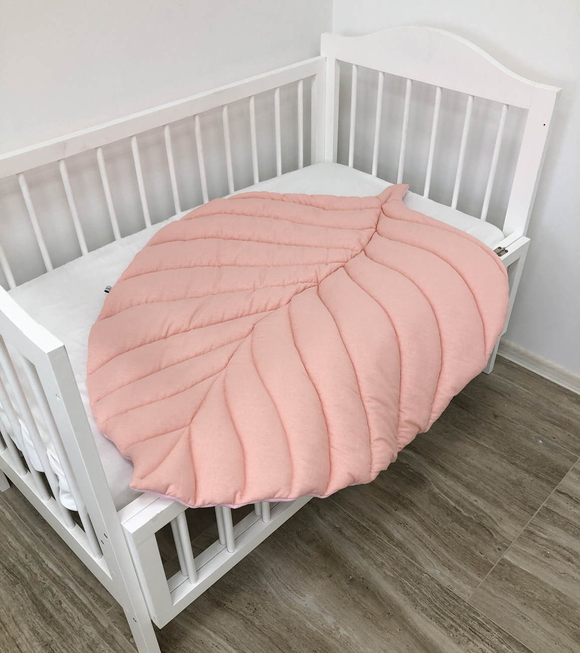 Pink play rug for the nursery in the form of a leaf