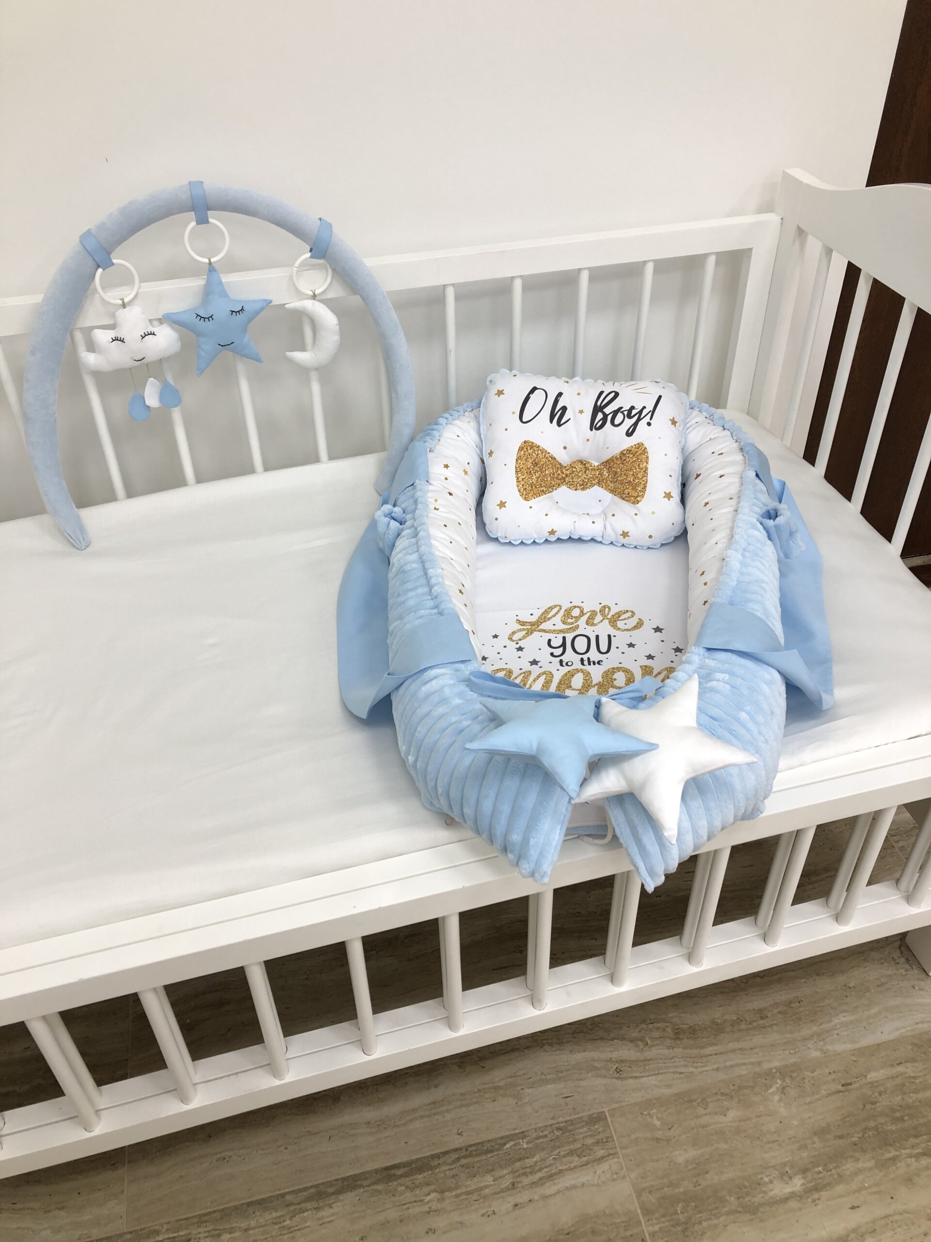 Baby nest with an arc and mini toys "Oh Boy" .