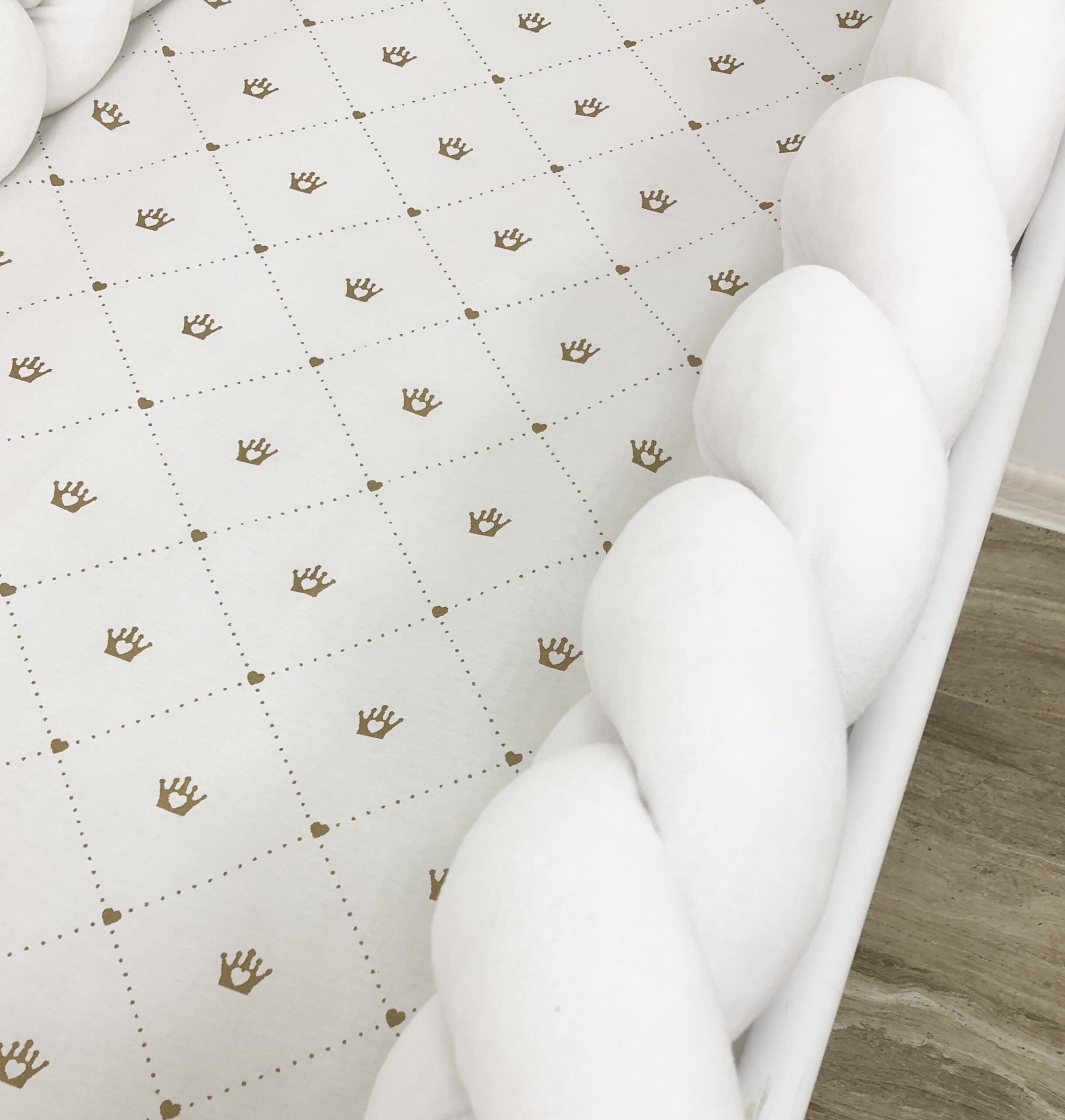 White Crib bumper "Crown and braided"
